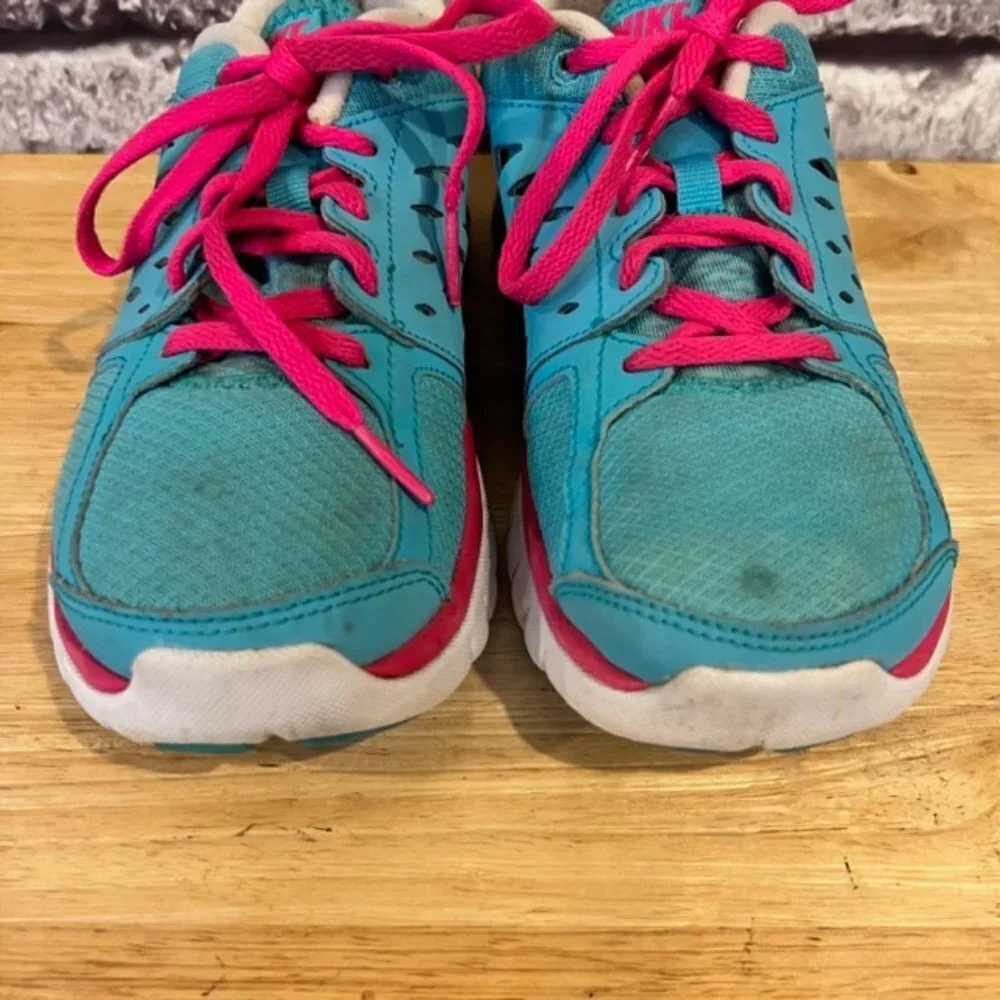 Nike Kids Aqua W/ Pink Lace Up Sneaker Size 5 Youth